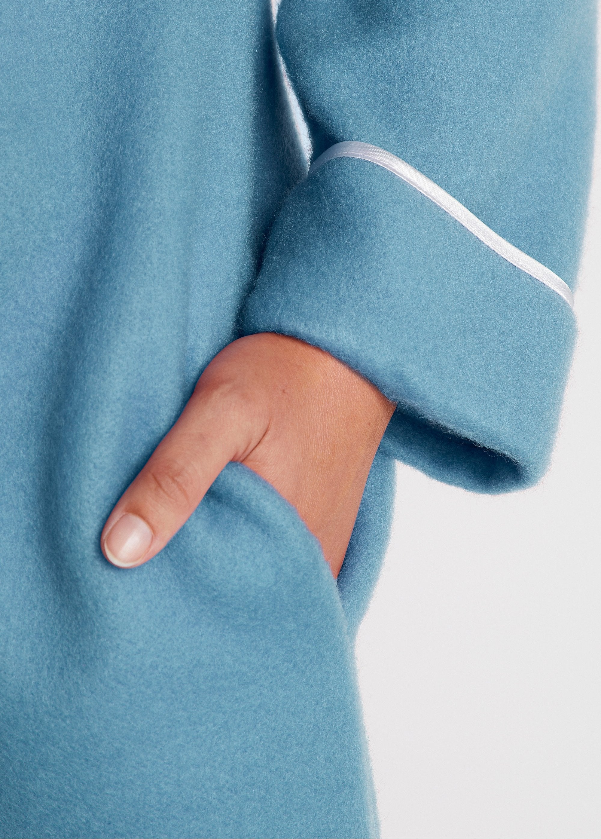 Buttoned_fleece_bathrobe_Blue_Duck_DE2_curvy