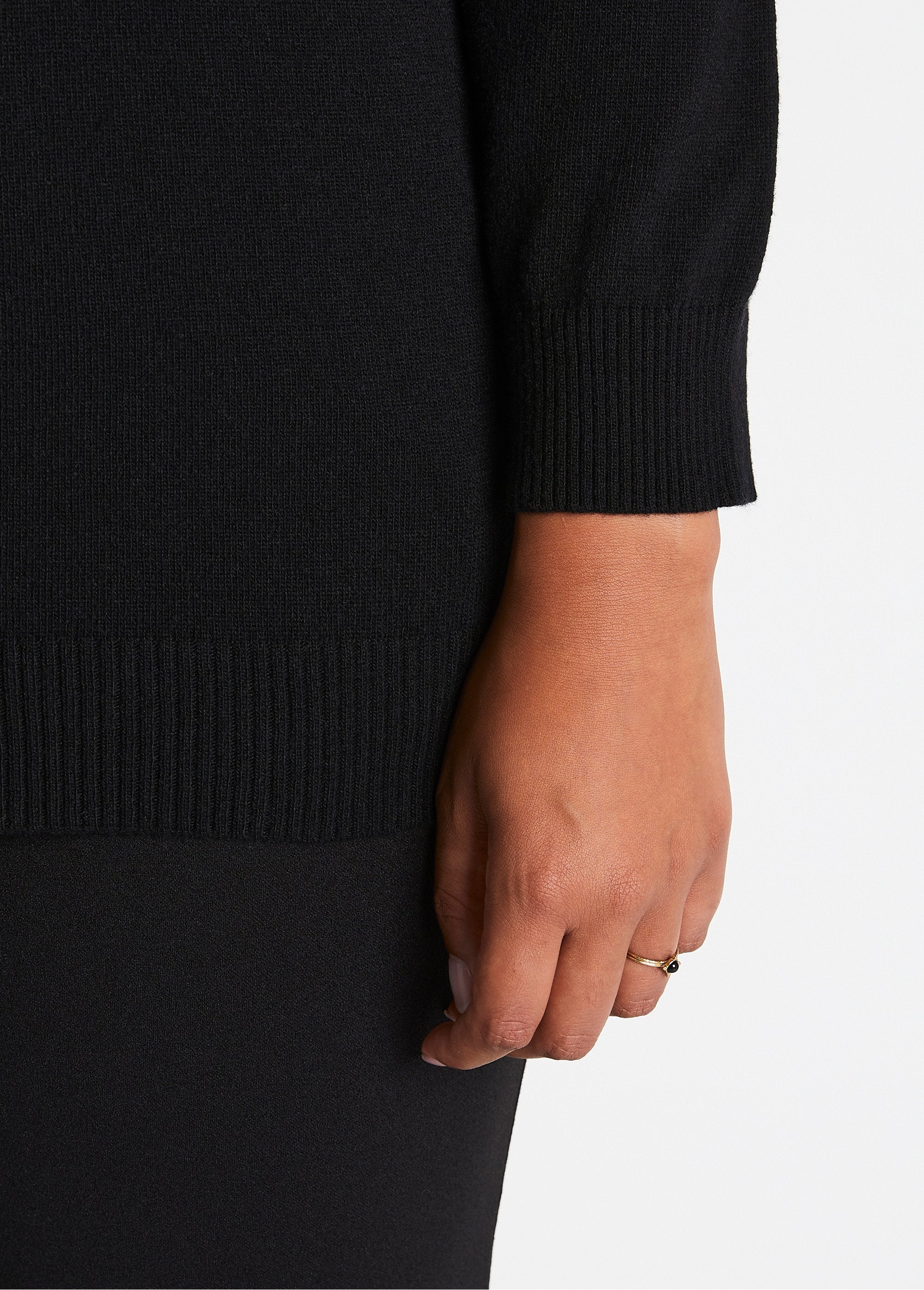 Sweater_with_recycled_fibers,_wool_and_cashmere_Black_DE2_curvy