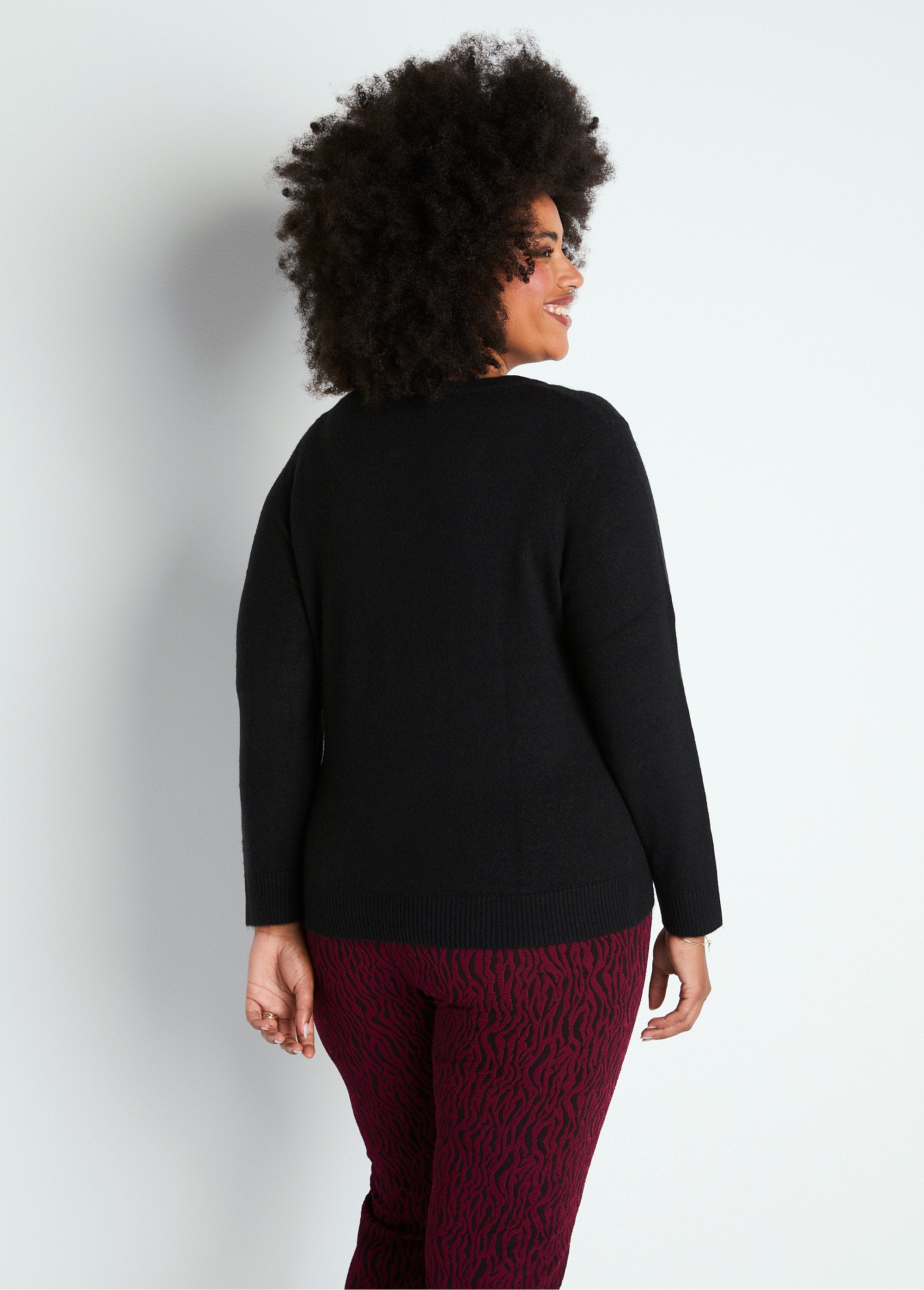 Soft_long-sleeved_V-neck_sweater_Black_DO1_curvy