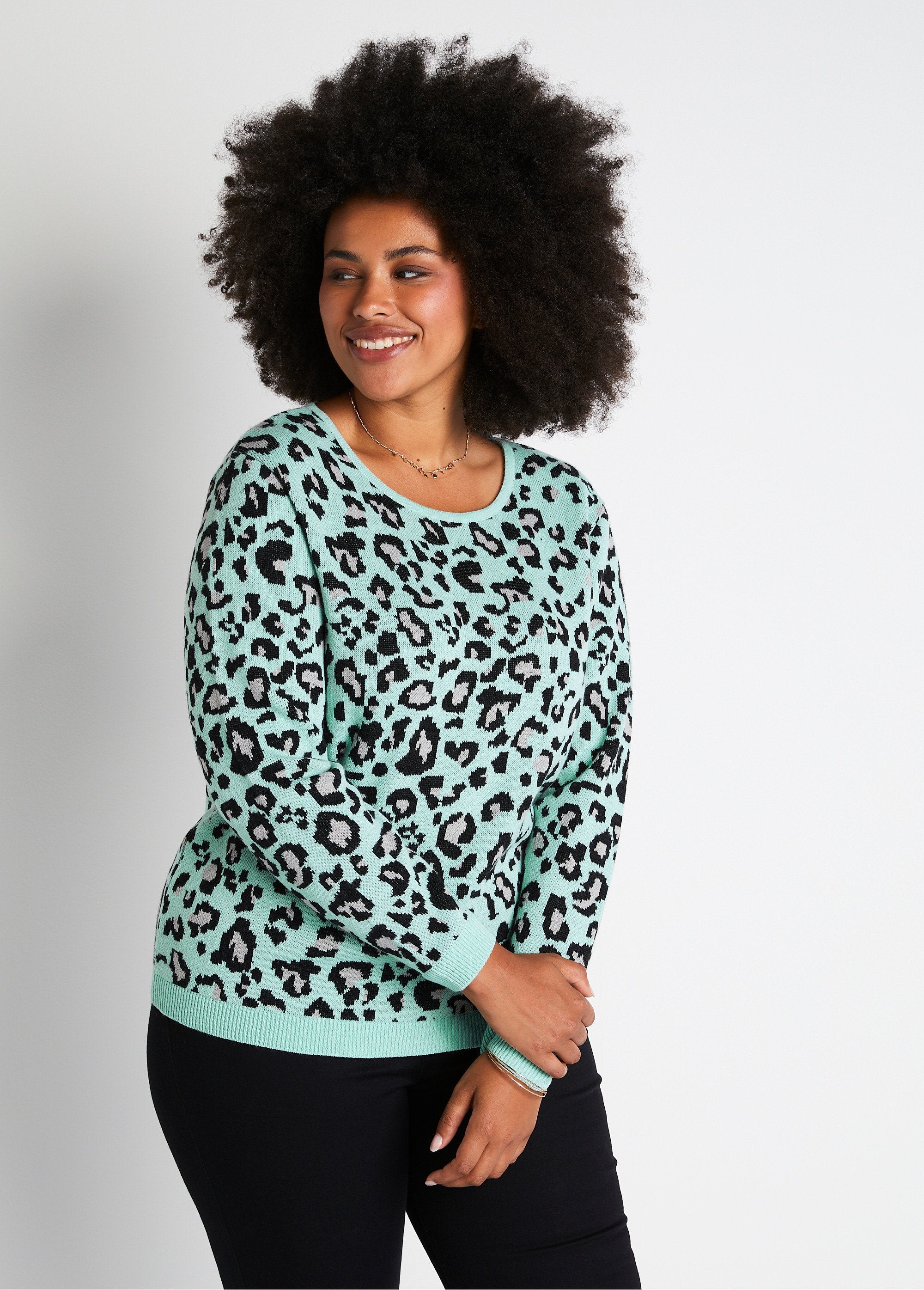 Round_neck_leopard_jacquard_sweater_Onyx_and_black_FA1_curvy