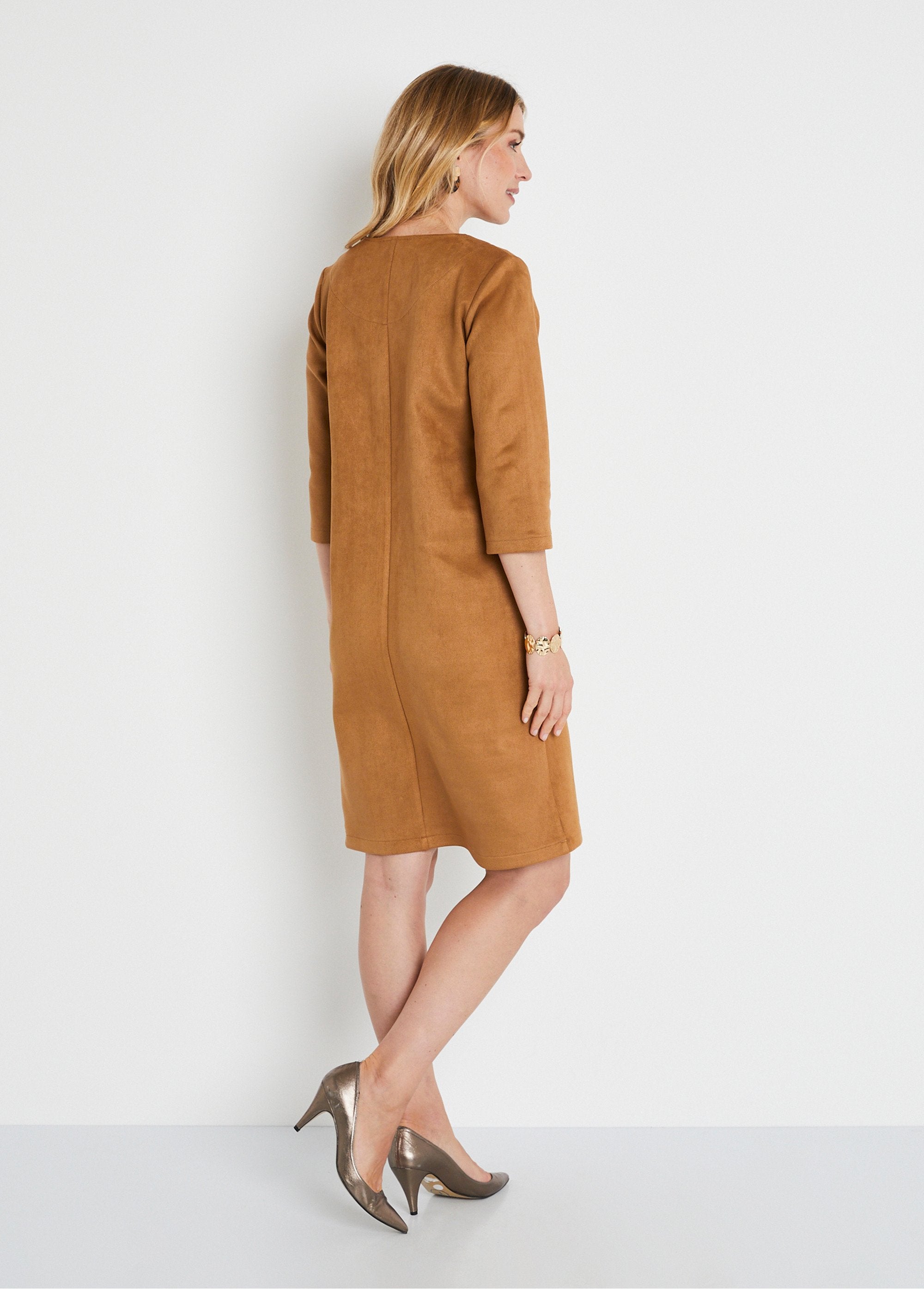 Loose-fitting_short_dress_in_plain_suede_camel_DO1_slim