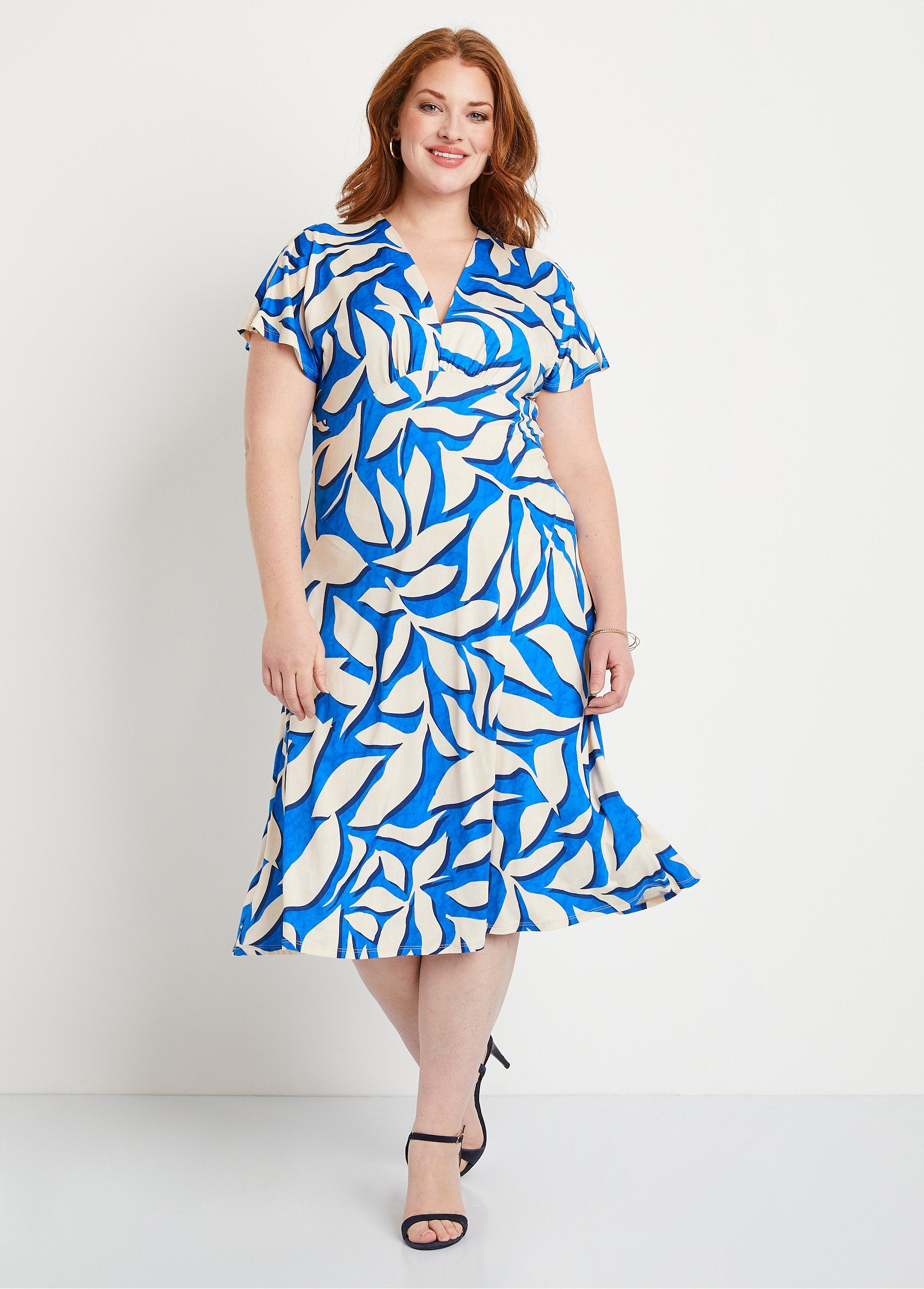 Short_flared_leaf_pattern_dress_Blue_and_ecru_FA1_curvy