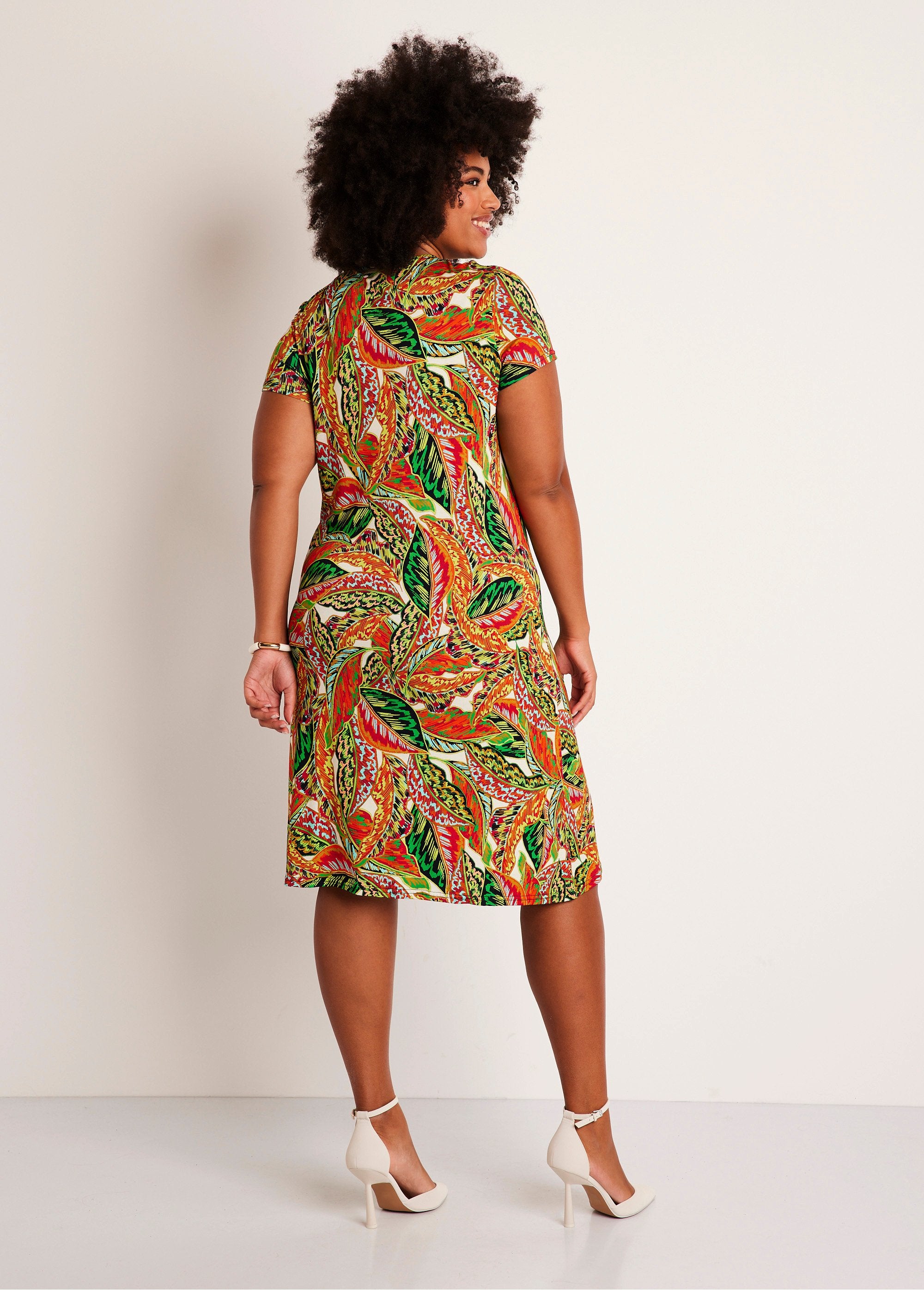 Short_straight_knit_dress_with_foliage_pattern_Green_and_red_DO1_curvy