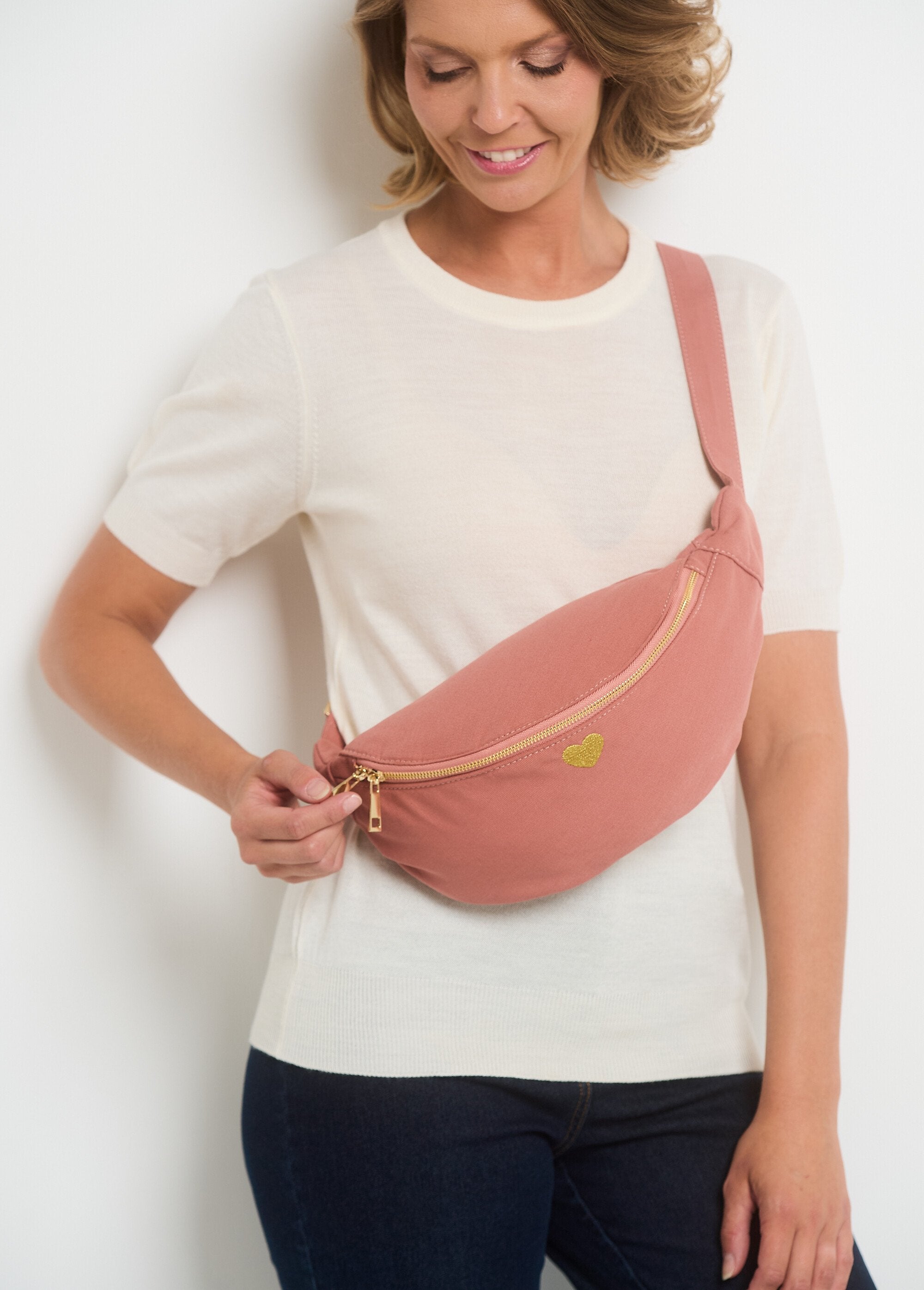 Sac_banane_uni_zippé_broderie_cur_Rose_poudre_FA1_slim