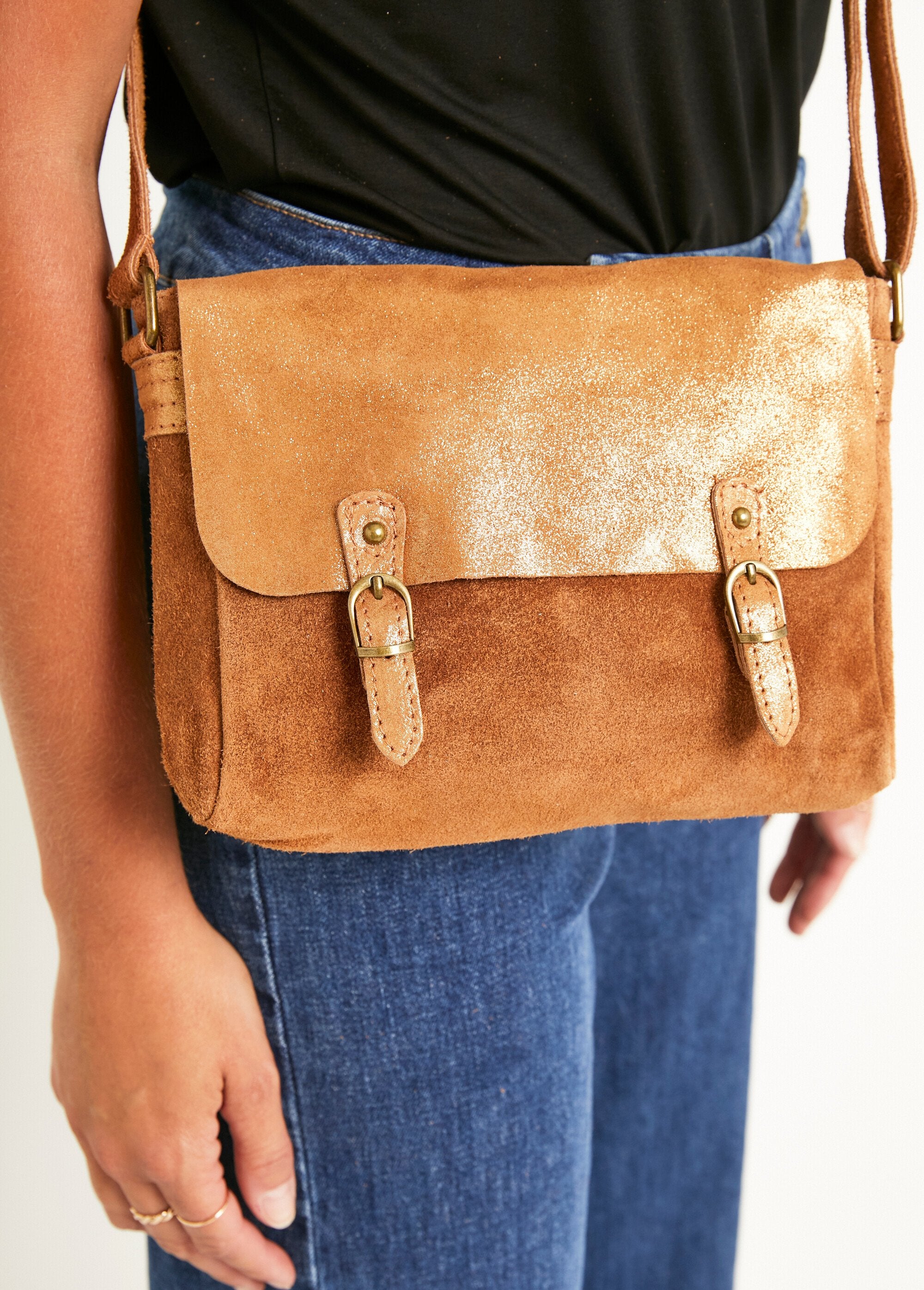 Suede-style_leather_shoulder_bag_Cognac_DE1_slim