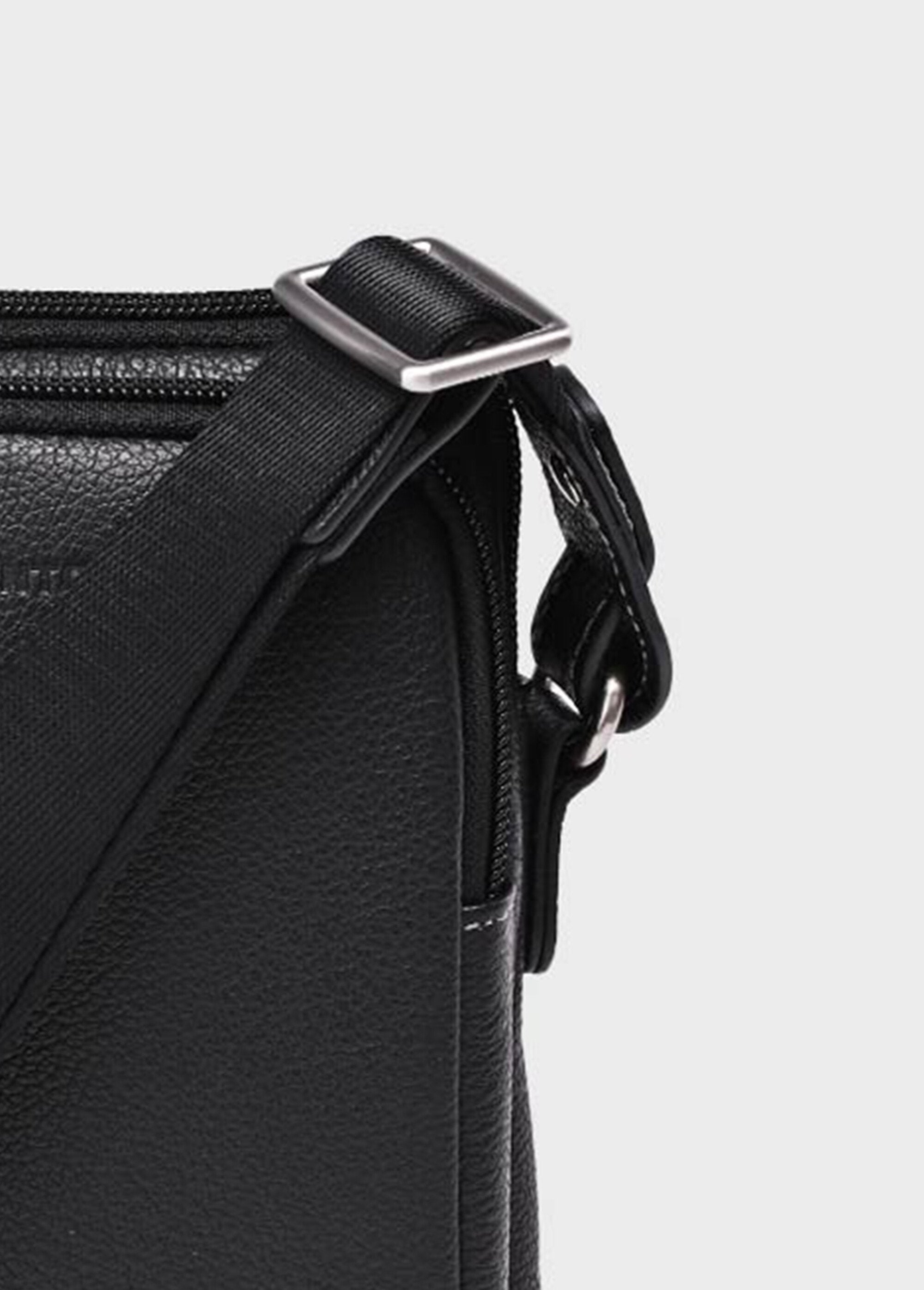 Elegant_multi-pocket_leather_bag_Black_DE1_slim