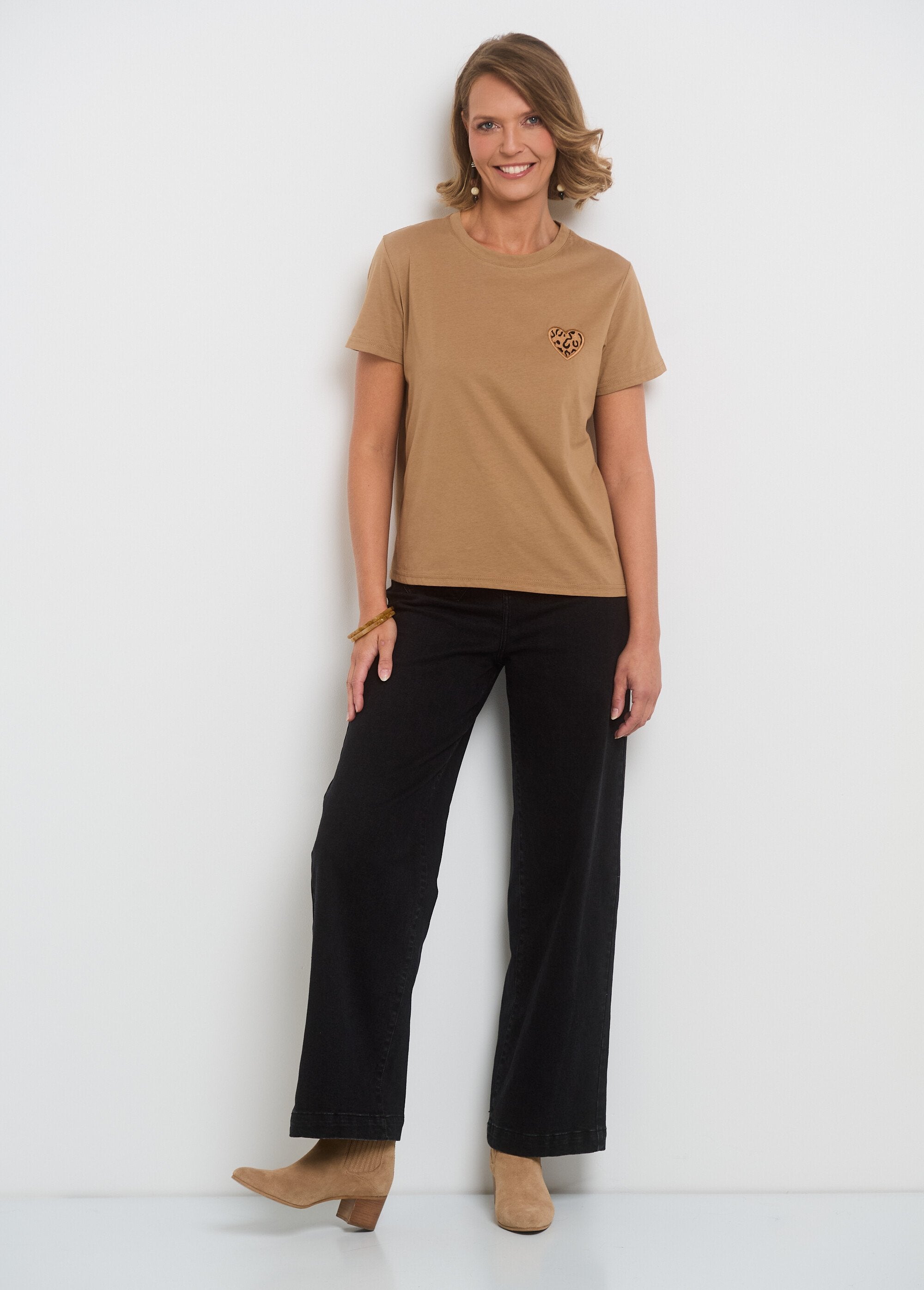 Round_neck_T-shirt_with_embroidered_heart_on_chest_camel_SF1_slim