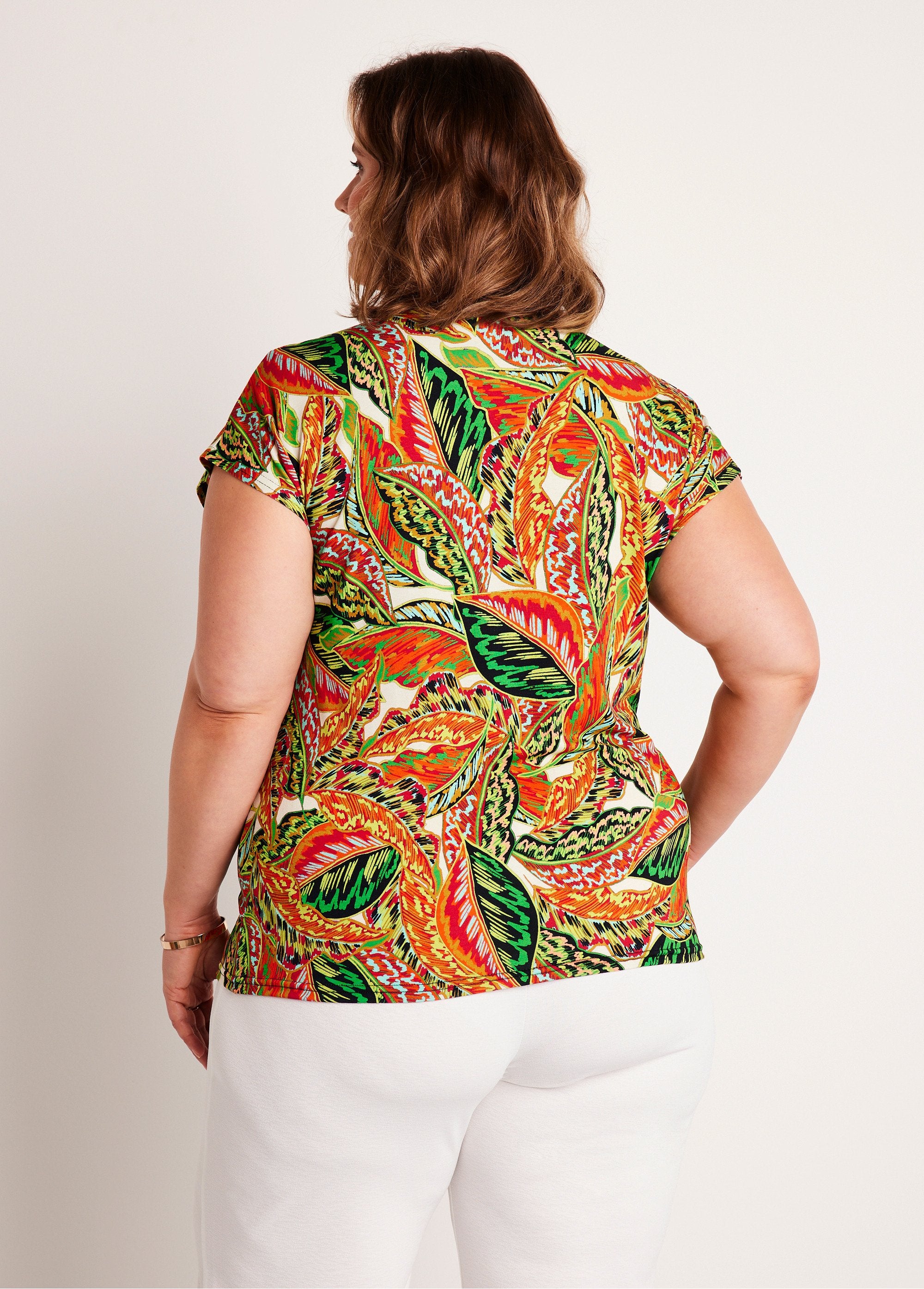 Short_foliage_pattern_t-shirt_Green_and_red_DO1_curvy