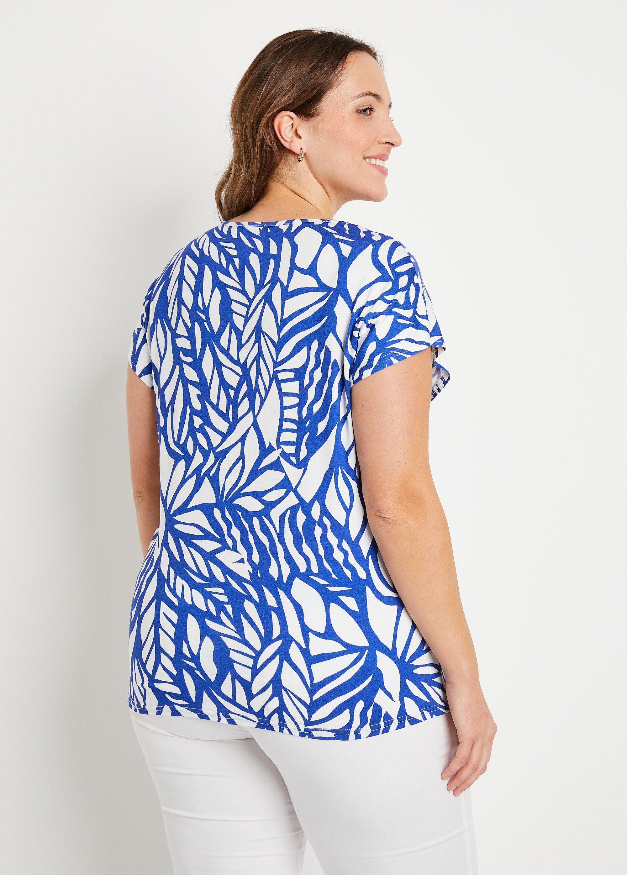 Short_graphic_t-shirt_Blue_and_white_DO1_curvy