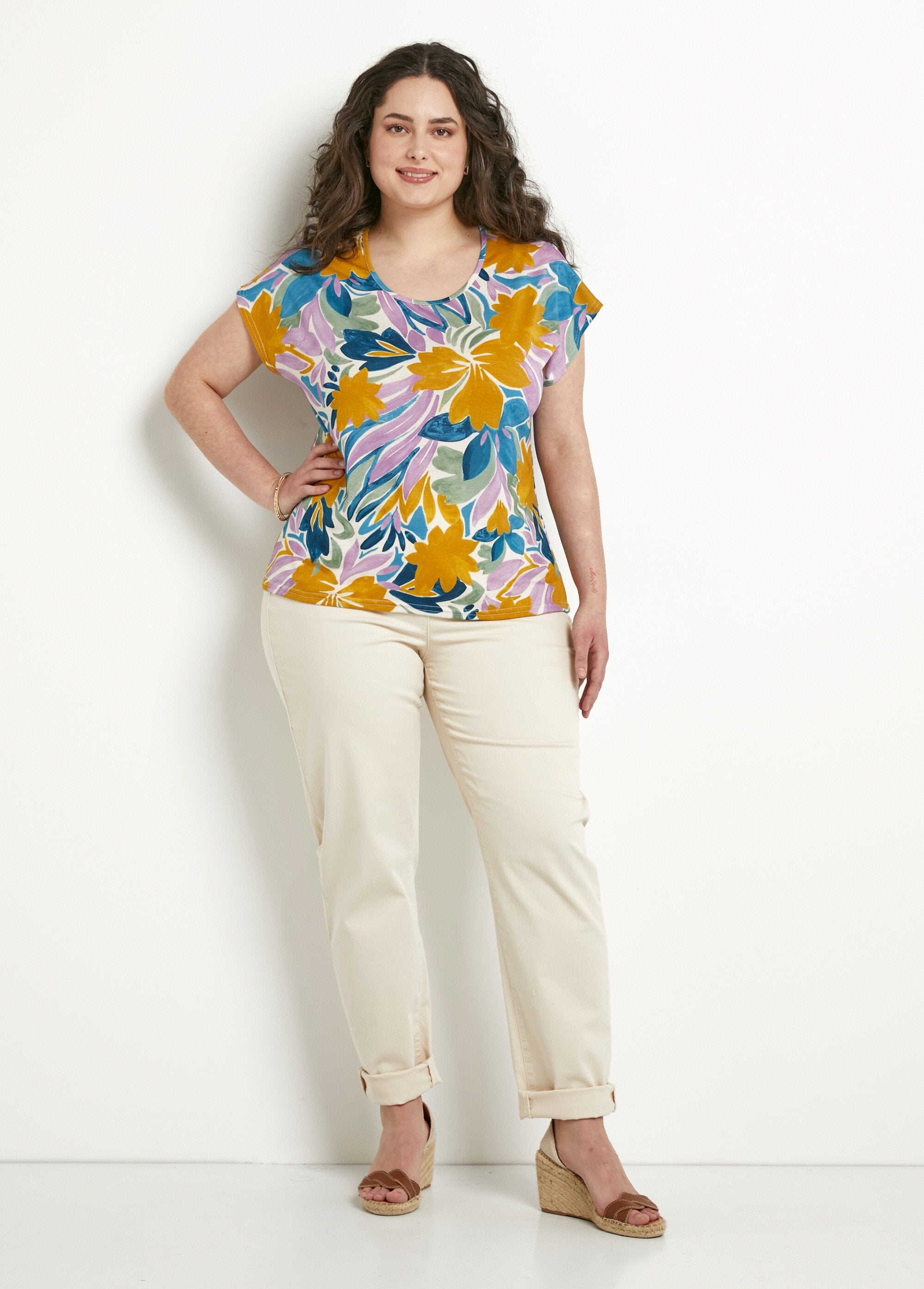 Round_neck_short_sleeve_floral_t-shirt_Parma_and_ochre_SF1_curvy