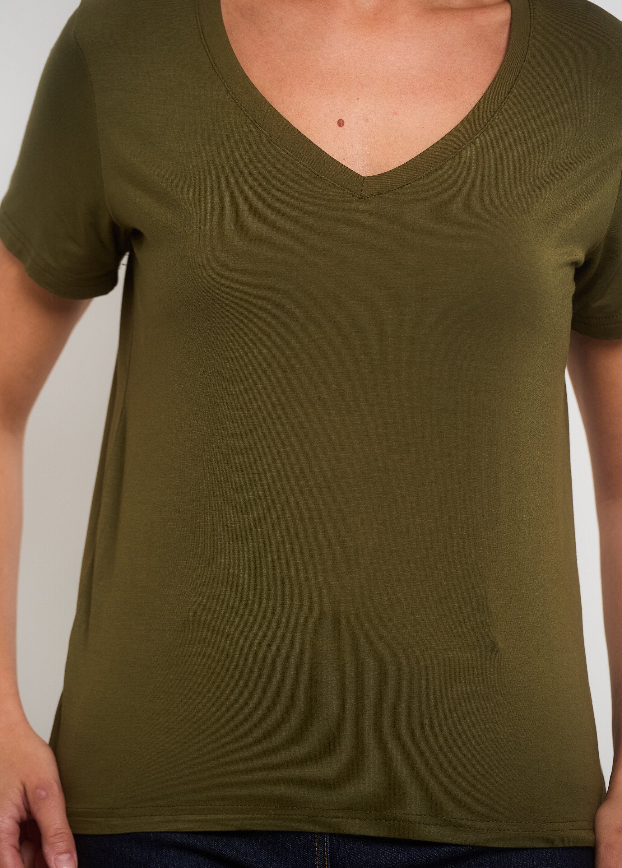 Short-sleeved_V-neck_fluid_t-shirt_Khaki_DE2_slim
