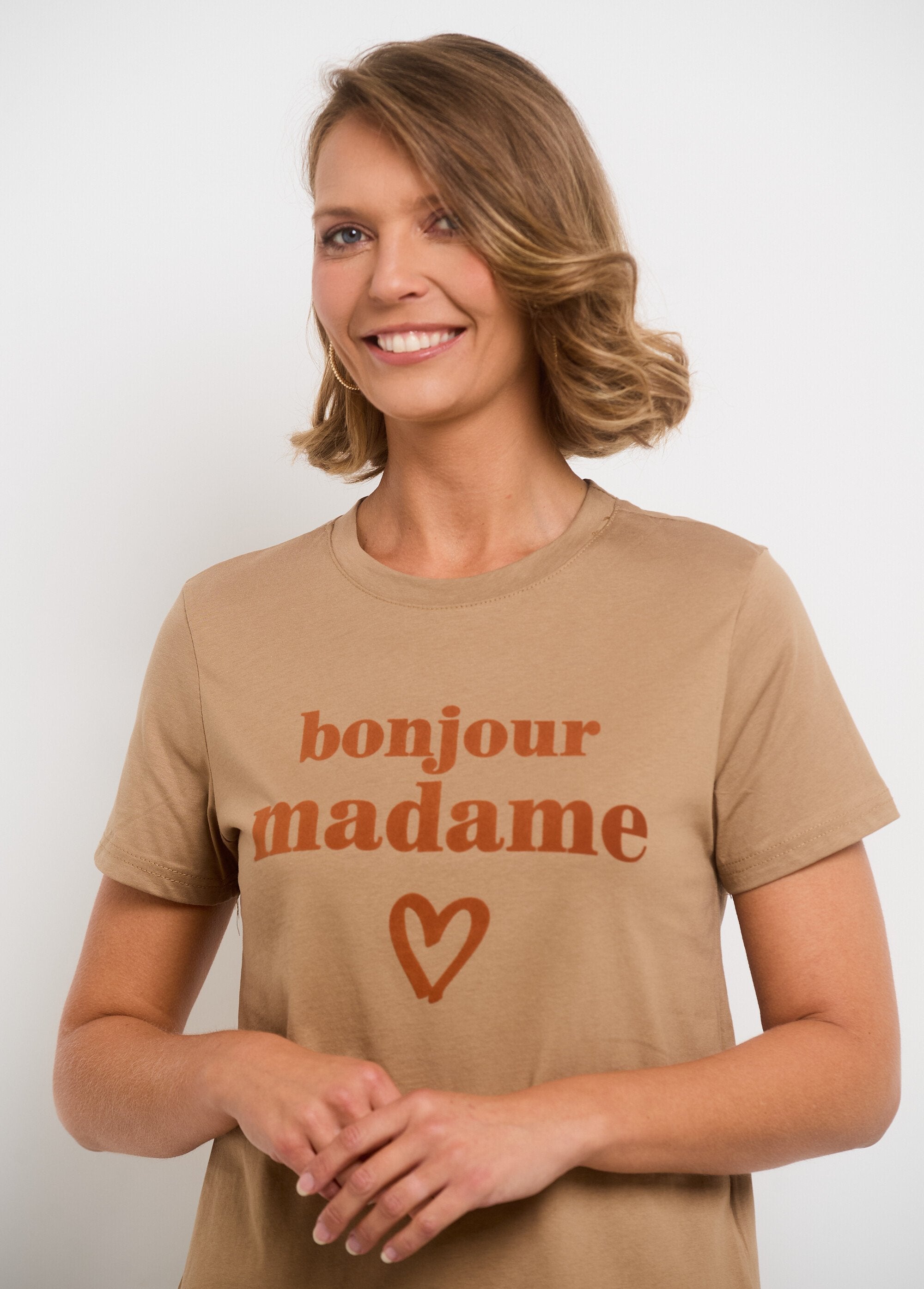 T-shirt_manches_courtes_message_"Madame"_Camel_DE1_slim