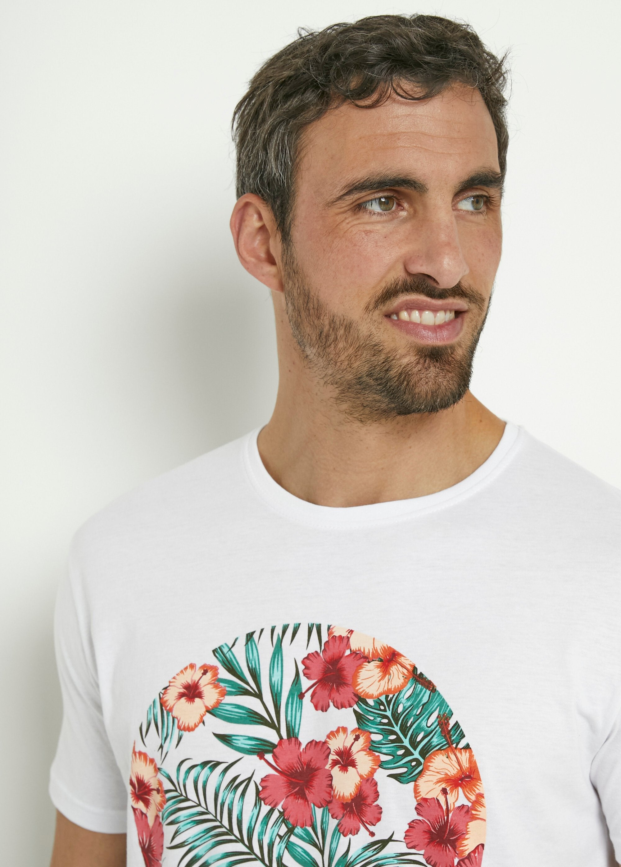 Short-sleeved_t-shirt_with_exotic_pattern_White_DE1_slim