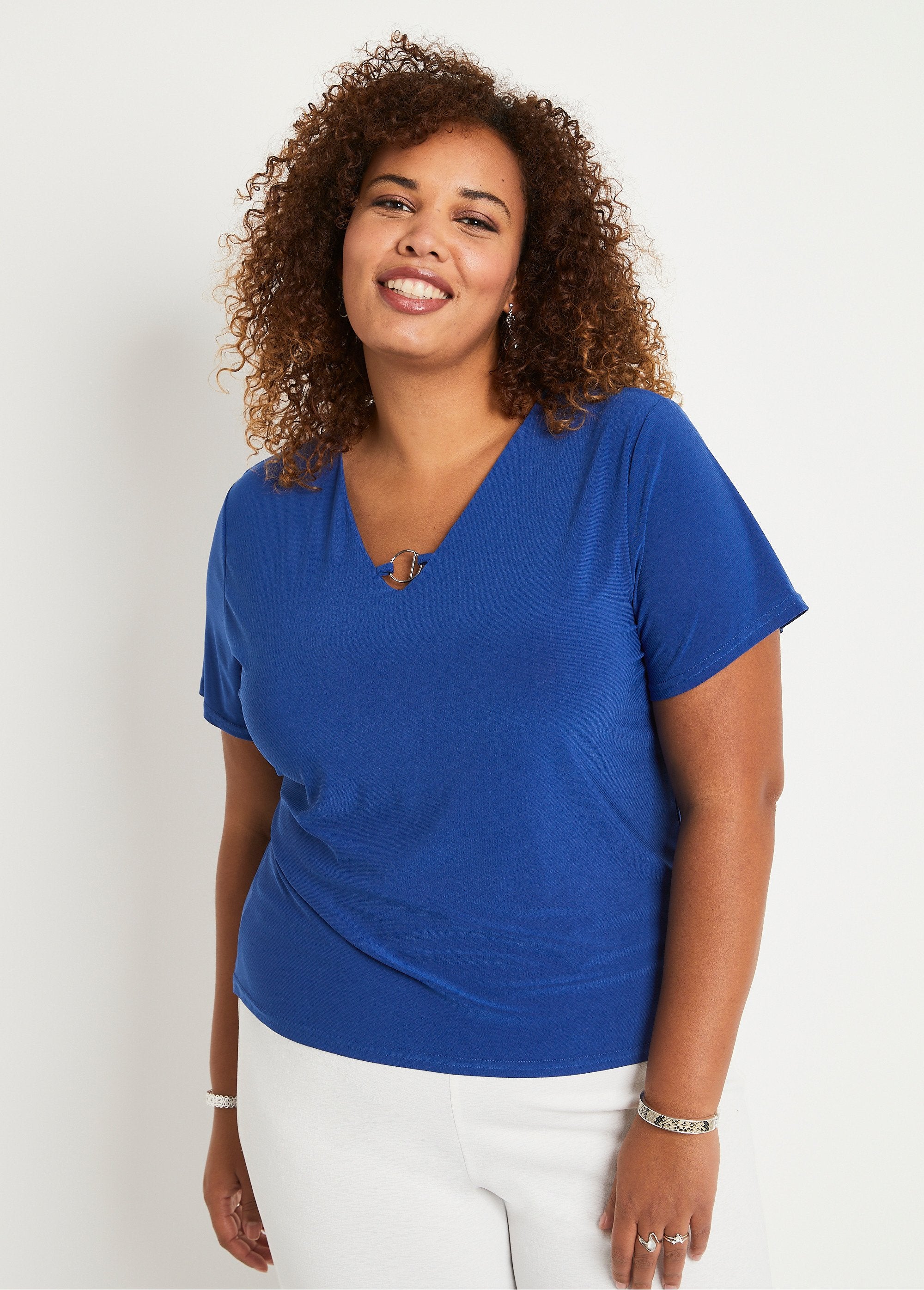 Plain_or_printed_short-sleeved_T-shirt_Plain_blue_FA2_curvy