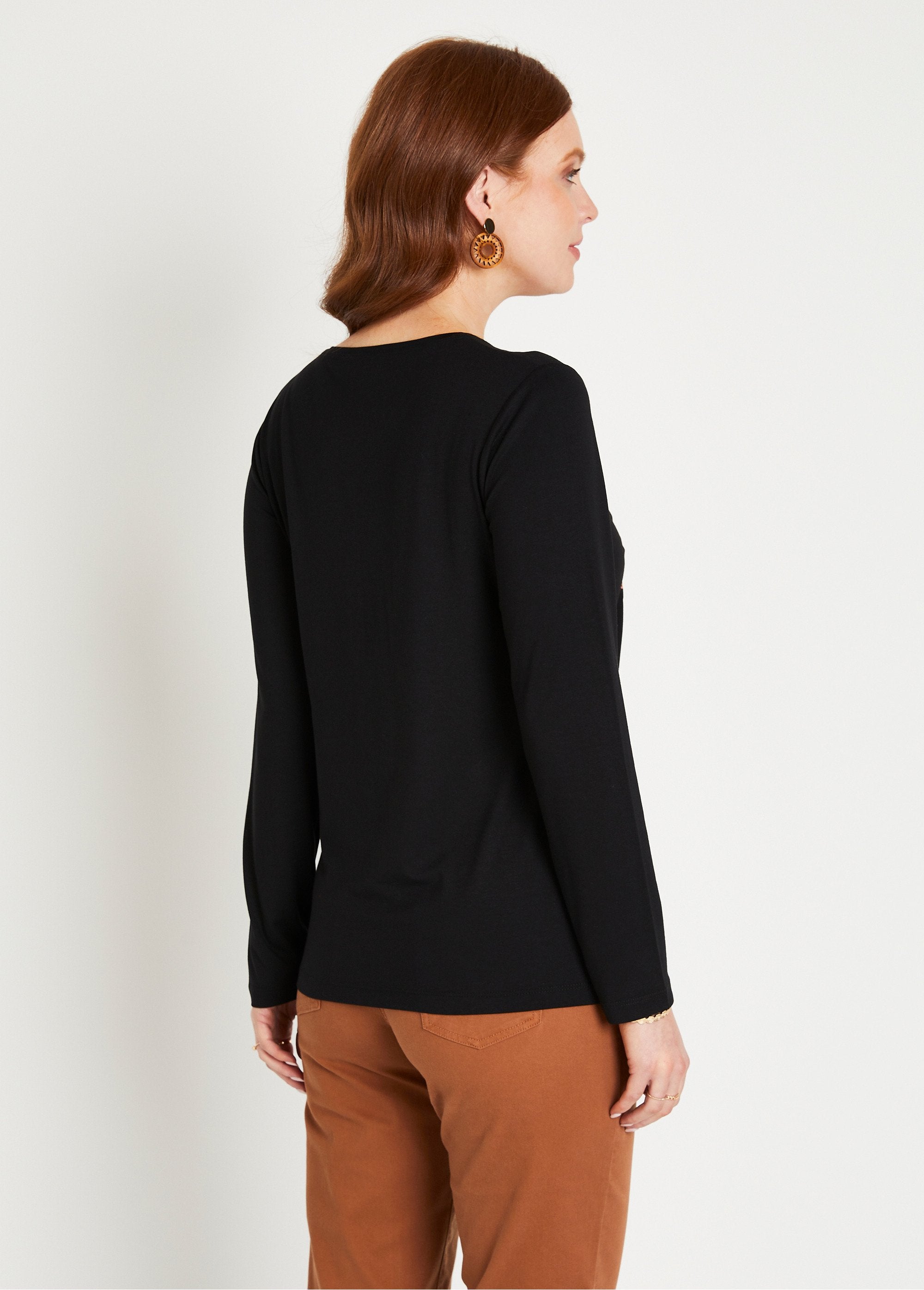 Long-sleeved,_plain-front_T-shirt_Black_and_beige_DO1_slim