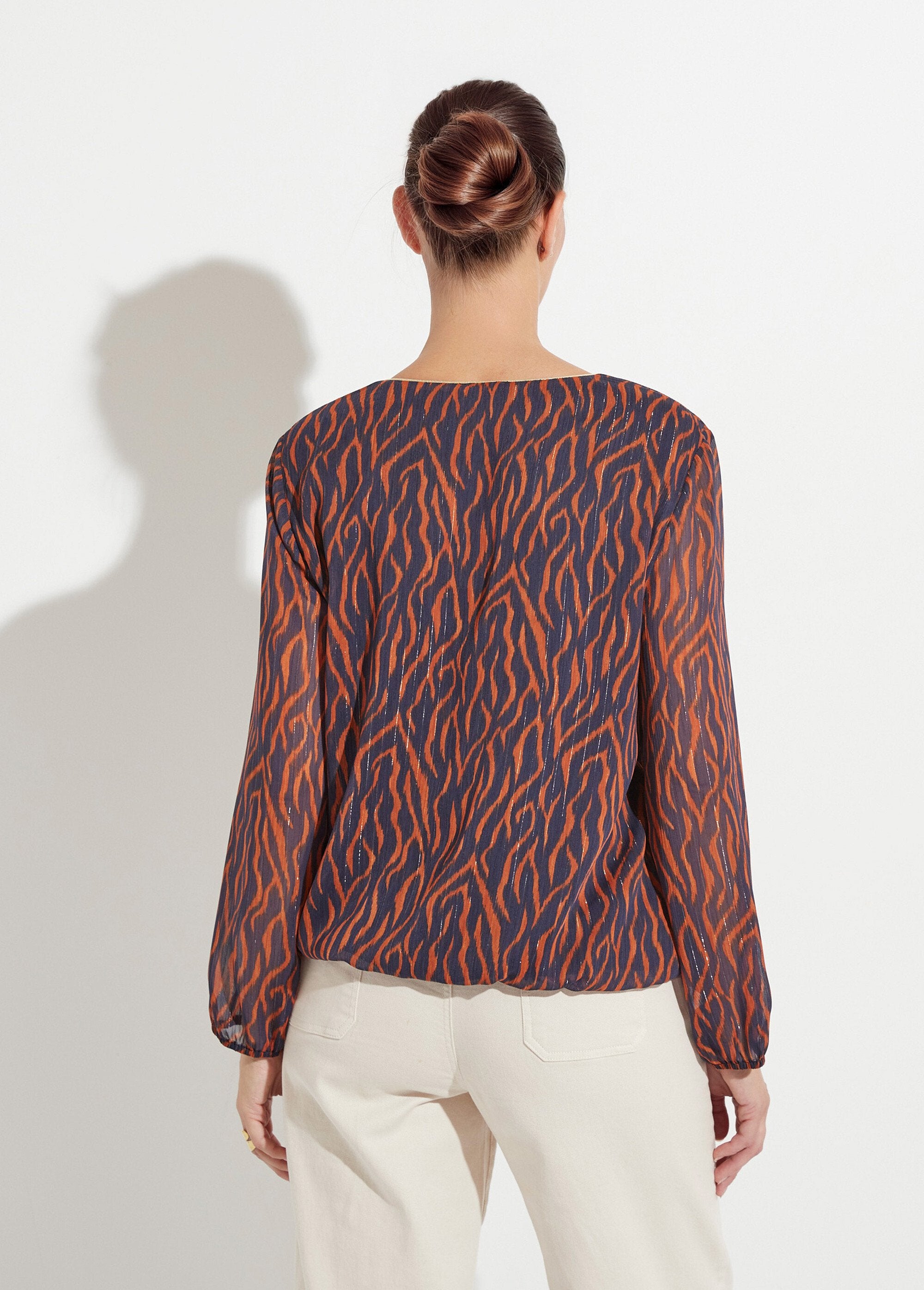 V-neck_tunic_with_printed_voile_lining_Navy_print_DO1_slim