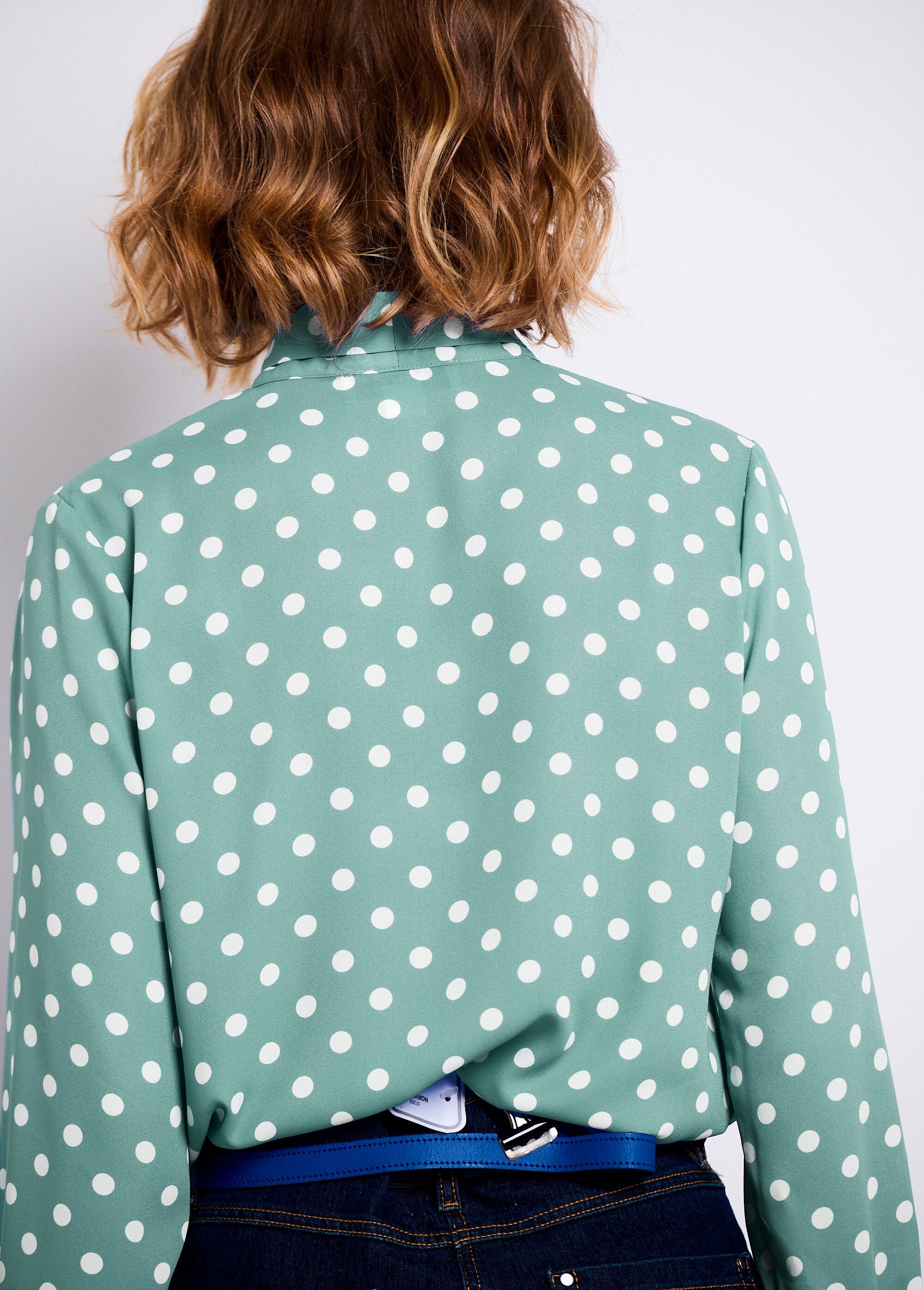 Flowing_tunic_with_pussy_bow_collar,_plain_or_polka_dot_Green_and_white_DO2_slim