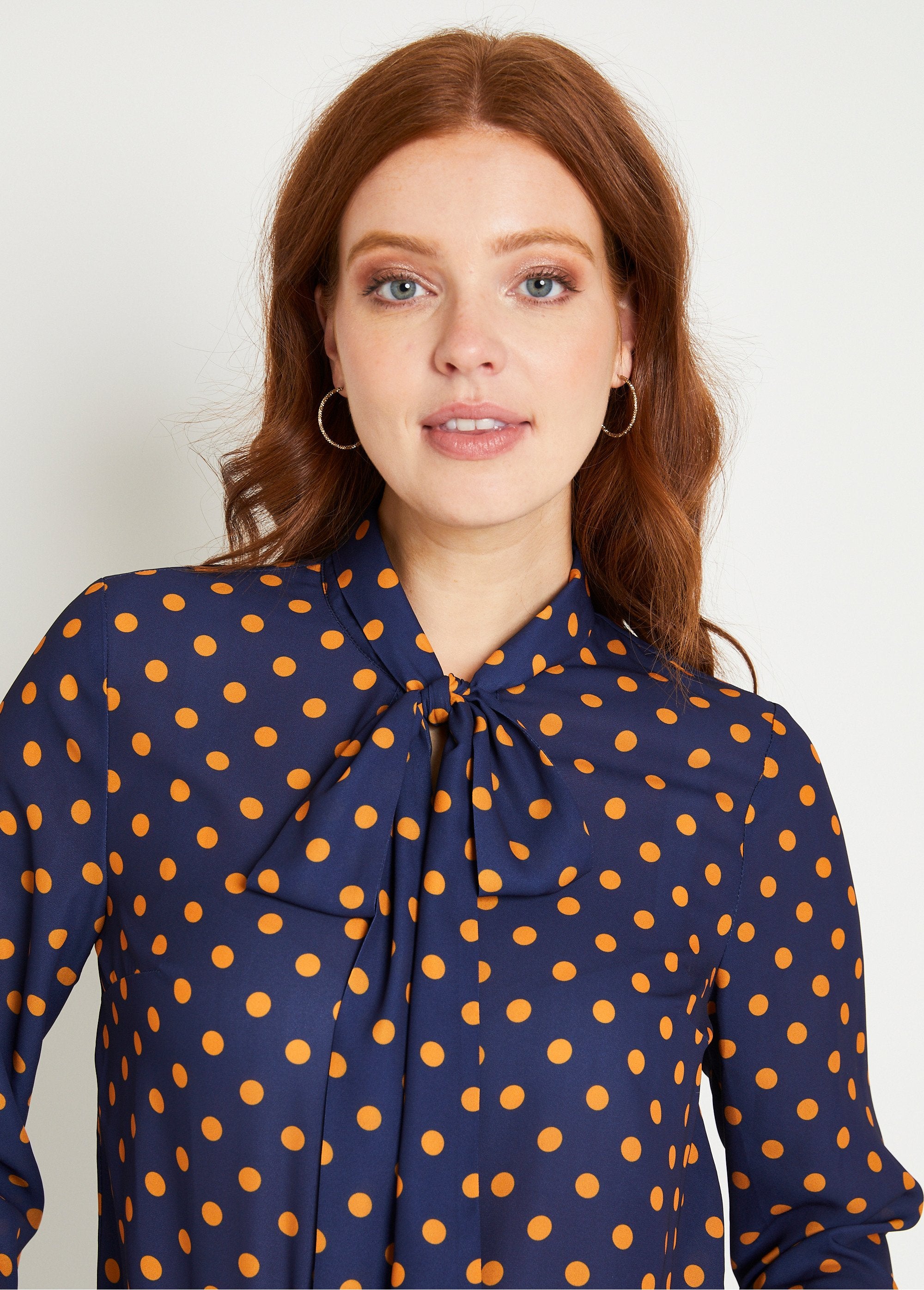 Fluid_tunic_with_plain_or_polka-dot_lavallière_collar_Navy_and_camel_DE1_slim