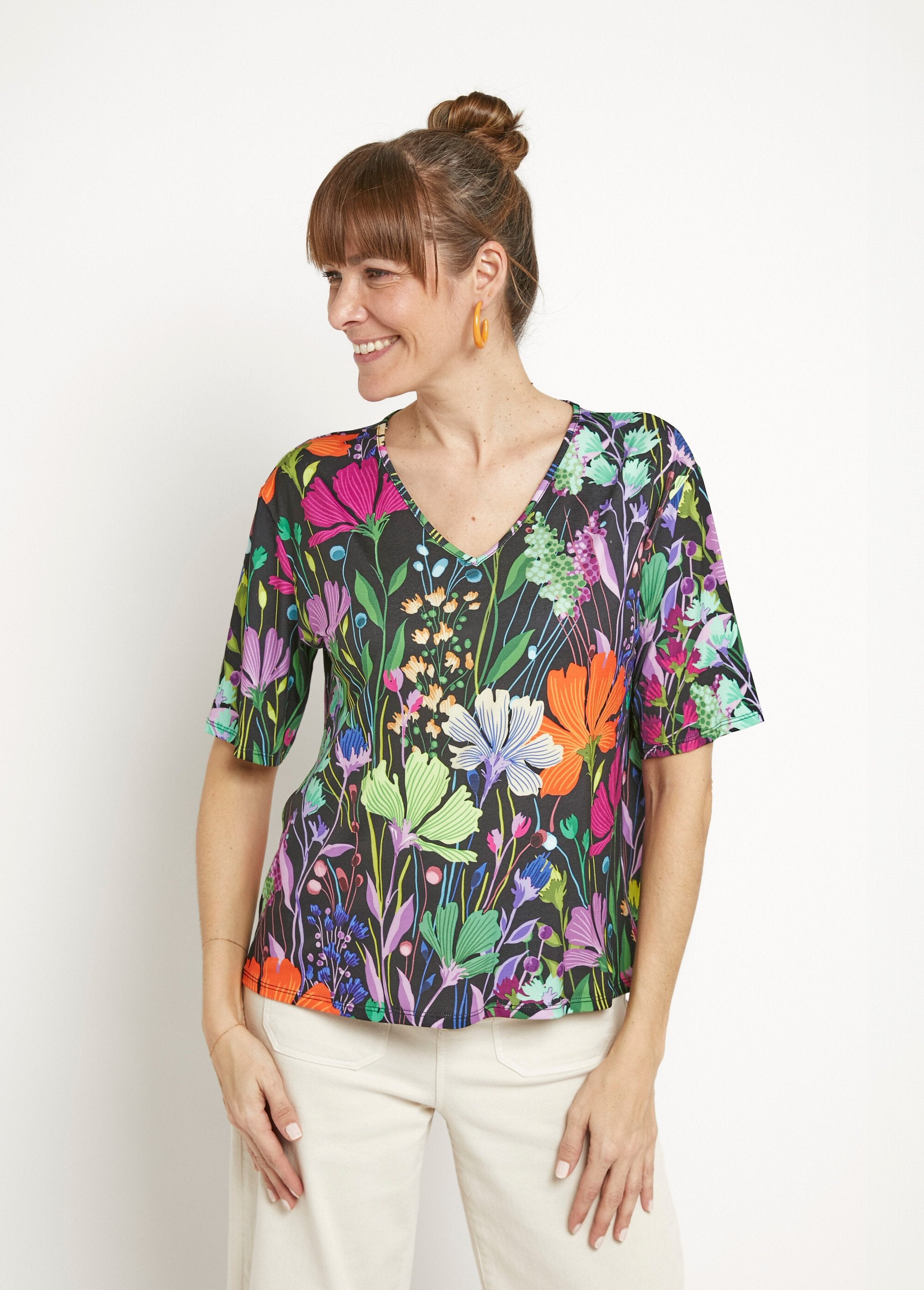 Stretch_tunic_with_V-neck,_poetic_floral_Prints_black_background_FA1_slim