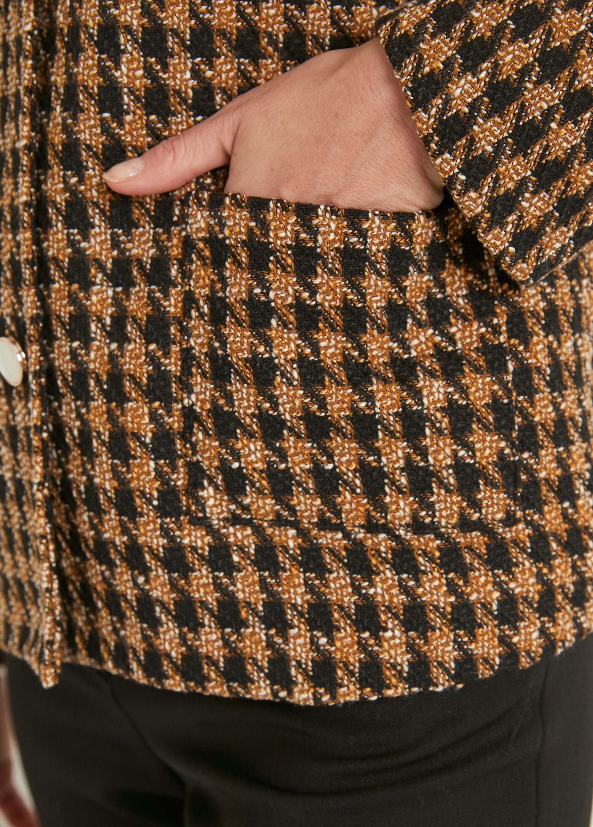 Short_jacquard_houndstooth_button-down_jacket_Camel_and_black_DE3_slim