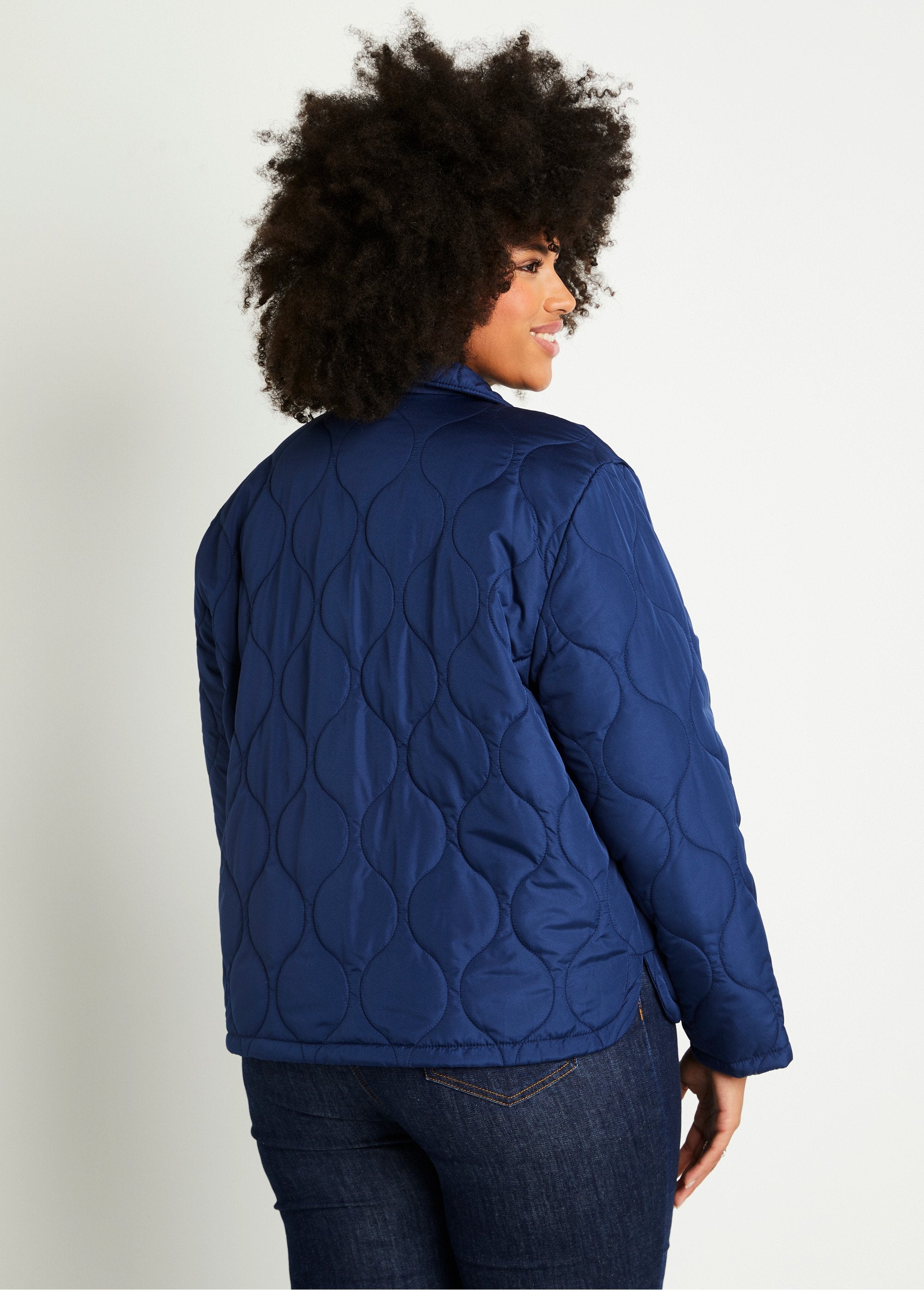 Short_quilted_jacket_with_press_studs_Marine_DO1_curvy