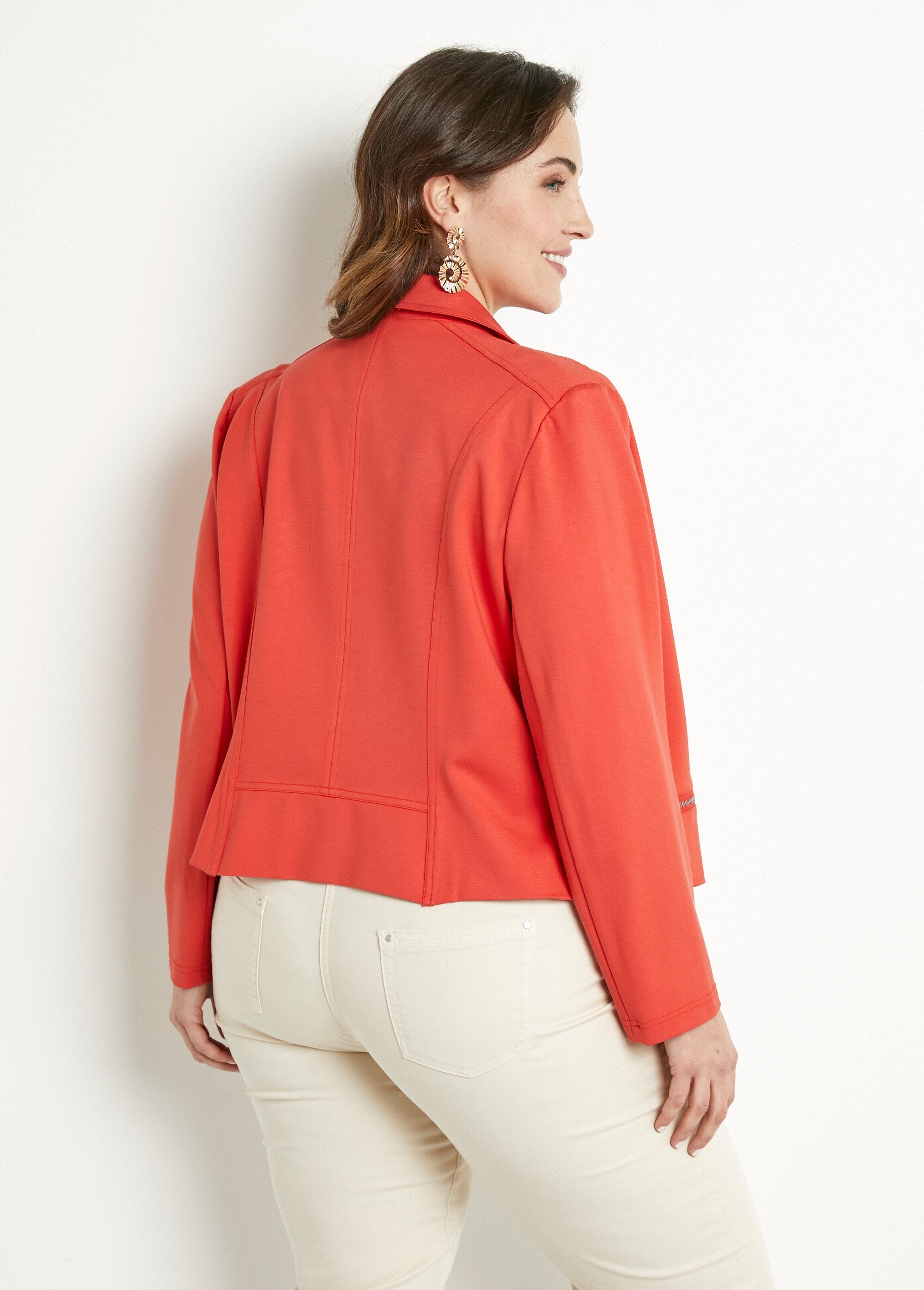 Short_straight_zipped_jacket_in_Milano_knit_Capucine_DO1_curvy