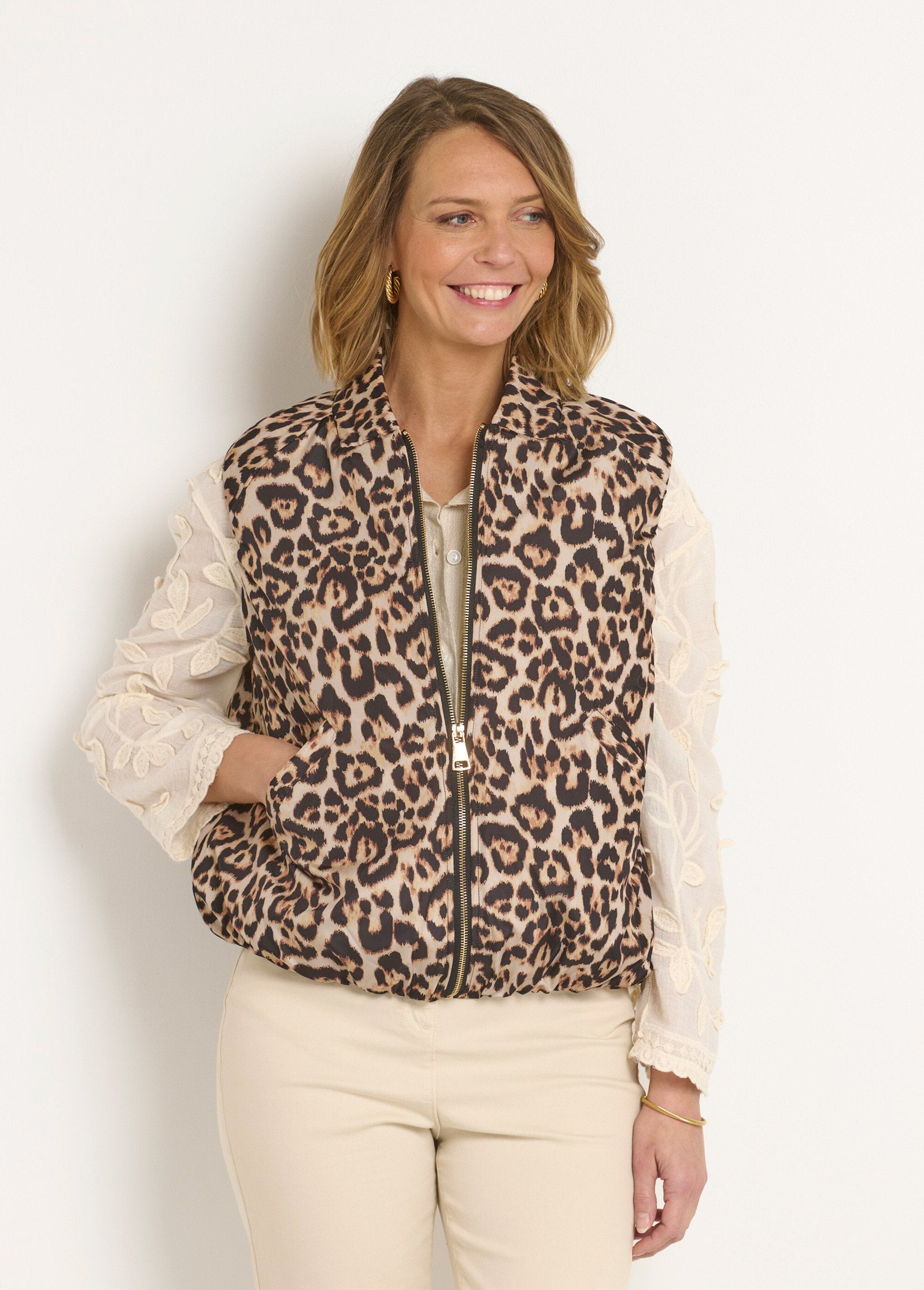 Sleeveless_leopard_quilted_satin_jacket_Leopard_FA1_slim