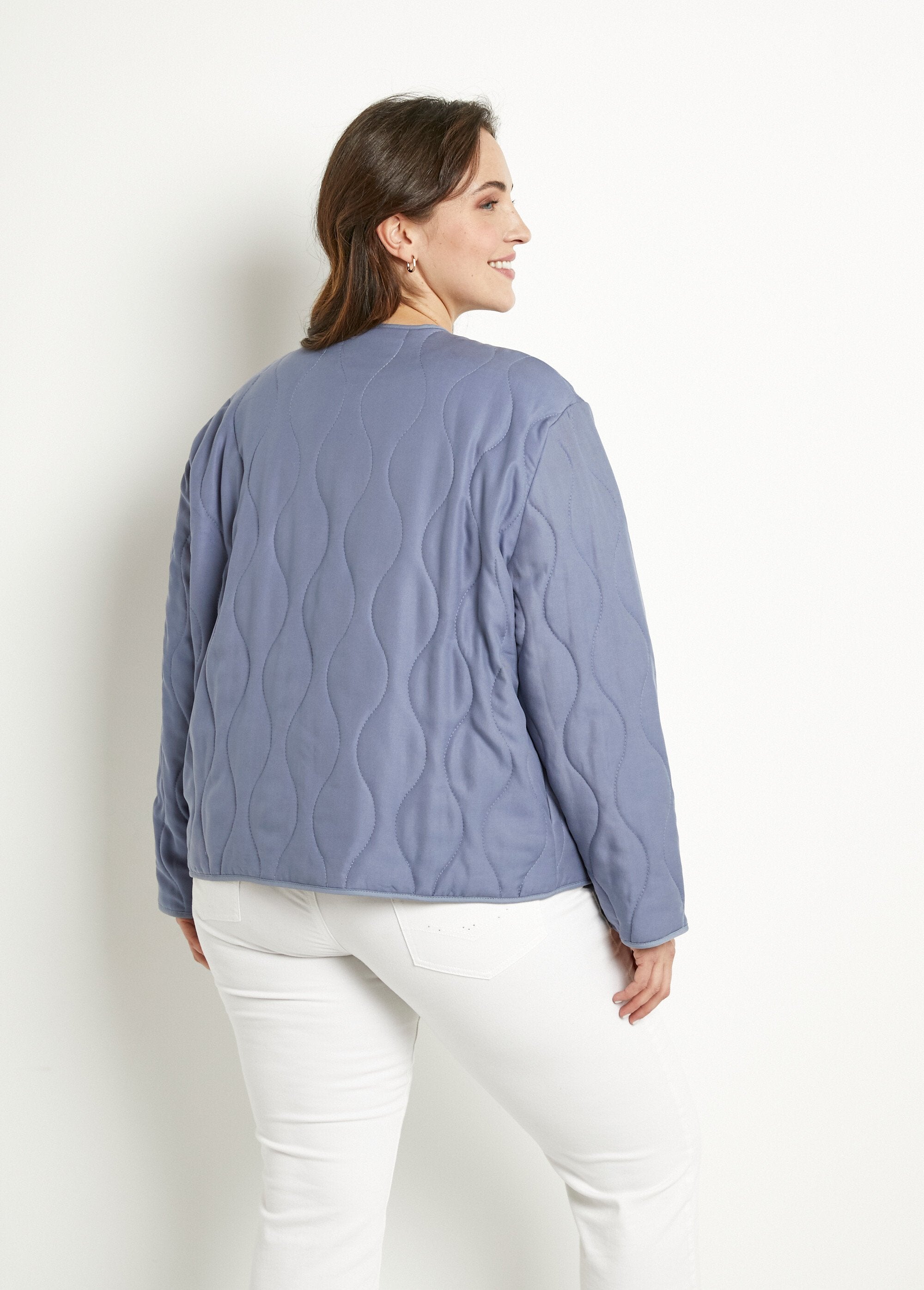 Short_zipped_quilted_plain_jacket_with_round_neck_Blue_jeans_DO1_curvy